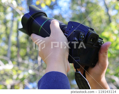 Hand with camera 119143114