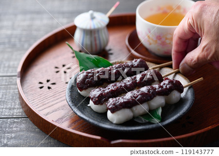 Japanese sweets: skewers of dango 119143777