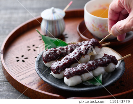 Japanese sweets: skewers of dango 119143779