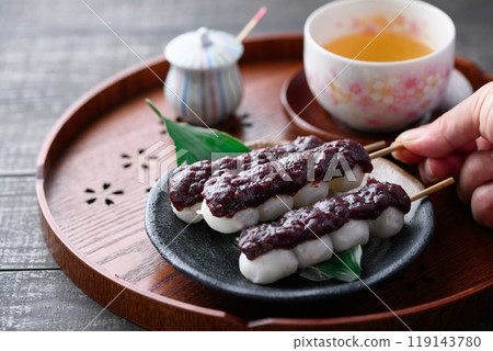 Japanese sweets: skewers of dango 119143780