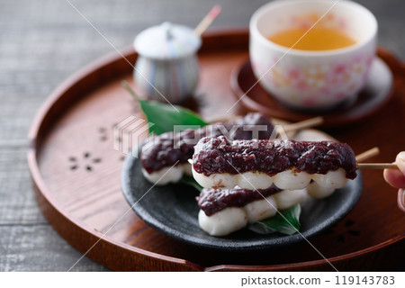 Japanese sweets: skewers of dango 119143783