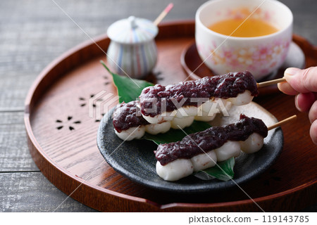 Japanese sweets: skewers of dango 119143785