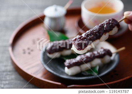 Japanese sweets: skewers of dango 119143787