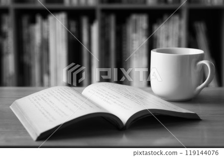 邊喝咖啡邊看書書架書籍平裝書 邊喝咖啡邊看書書架書籍平裝書 119144076