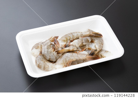 黑色背景上的南美白對蝦 119144228