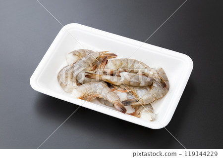 黑色背景上的南美白對蝦 119144229