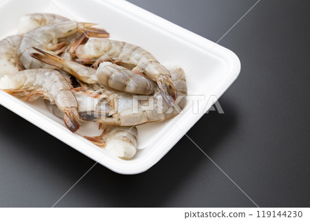 黑色背景上的南美白對蝦 119144230