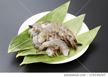 黑色背景上的南美白對蝦 119144287