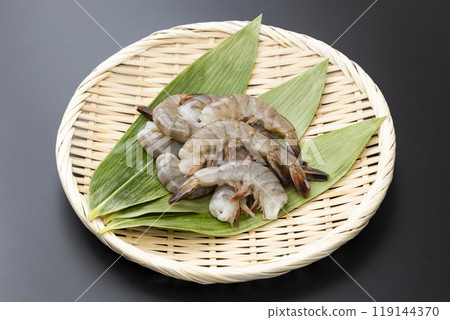 黑色背景上的南美白對蝦 119144370