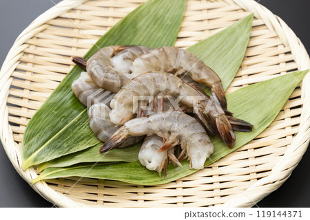 黑色背景上的南美白對蝦 119144371