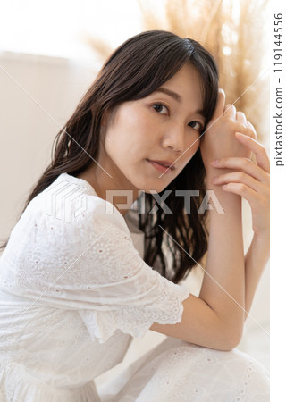 黑色長髮的年輕女子（美女圖片） 119144556