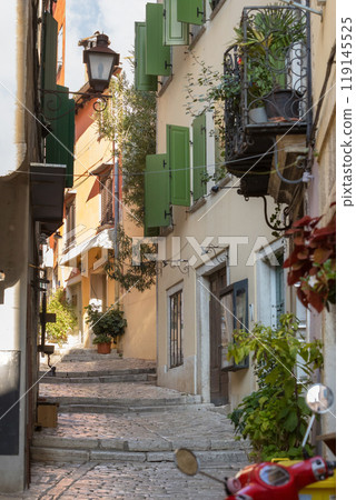 Rovinj, Croatia narrow street with colorful houses 119145525