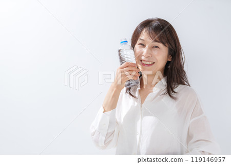 一個女人用礦泉水 一個女人用礦泉水 119146957