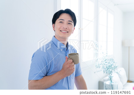 一個年輕人喝咖啡 119147691