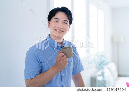A young man drinking coffee 119147694