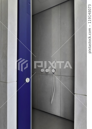 Discover a modern shower design with sleek fixtures and a minimalist look for elegance 119148073