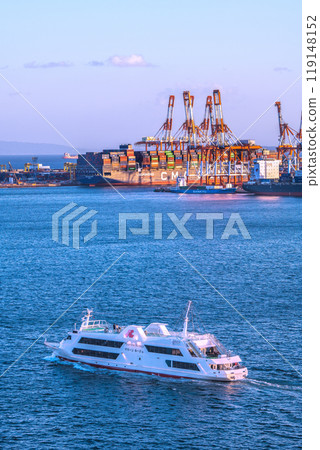 日本橫濱市景 餐廳船「Marine Rouge」和貨櫃船停靠在本牧碼頭=第3 日本橫濱市景 餐廳船「Marine Rouge」和貨櫃船停靠在本牧碼頭=第3 119148152