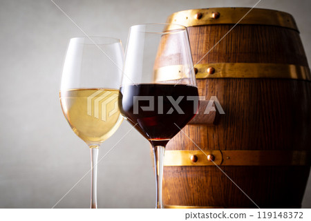 葡萄酒和陳釀桶 葡萄酒和陳釀桶 119148372