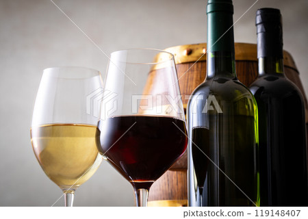 Wine and aging barrels 119148407