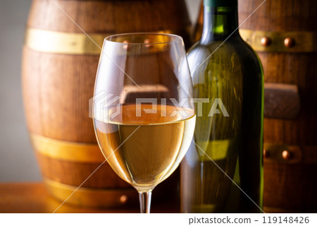 白葡萄酒和陳釀桶 119148426