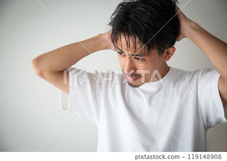 一個30多歲的男人關心自己的頭髮 一個30多歲的男人關心自己的頭髮 119148908