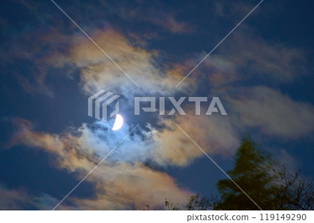 神奈川縣川崎市秋天的月光雲與地照（半月） 119149290