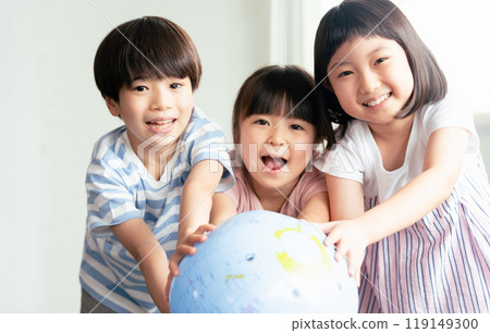 Children with globe balls 119149300