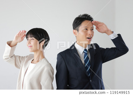 商務人士，男性和女性_眺望遠方，發現某物_1 119149915