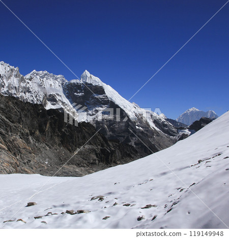 View of the Cho La pass, autumn day in Nepal. View of the Cho La pass, autumn day in Nepal. 119149948