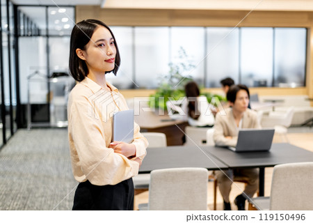 拿著筆記型電腦並移開視線的商務人士 拿著筆記型電腦並移開視線的商務人士 119150496