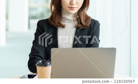Business woman using a personal computer 119150567
