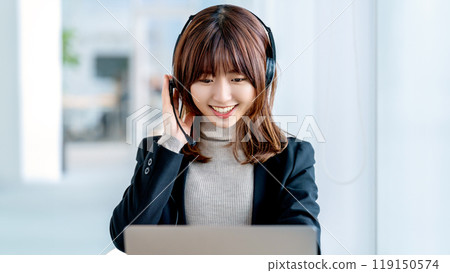女接線生微笑著說話 119150574