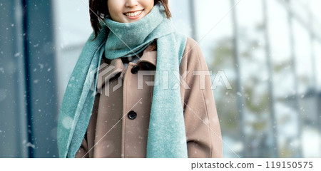 微笑的女人走過白雪皚皚的辦公區 119150575