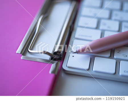 桌上的活頁夾和鍵盤 119150921