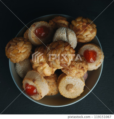bowl with an assortment of Spanish panellets 119151067