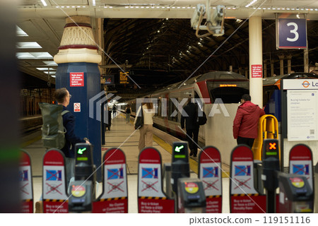 People boarding a long-distance train 119151116