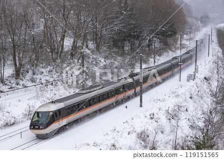 The Shinano Express train travels through snowy scenery 119151565
