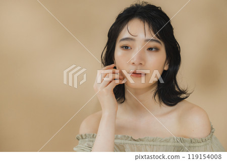 Woman with autumn makeup 119154008