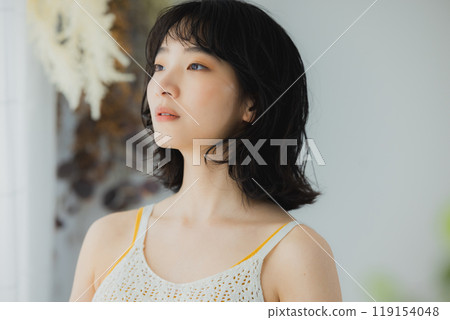 女人打開窗簾 女人打開窗簾 119154048