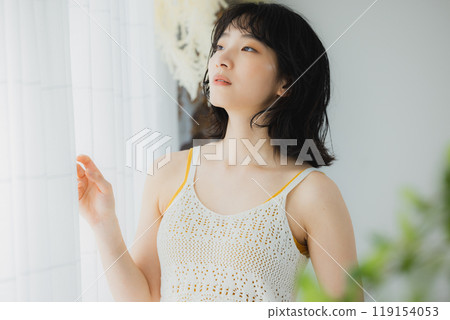 女人打開窗簾 119154053