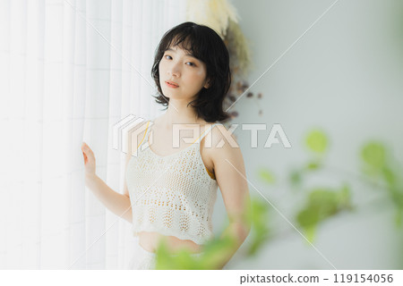 女人打開窗簾 女人打開窗簾 119154056