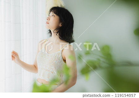 女人打開窗簾 119154057