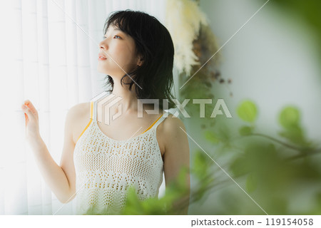 女人打開窗簾 女人打開窗簾 119154058