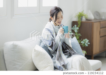 冬天客廳裡的女人 119154112