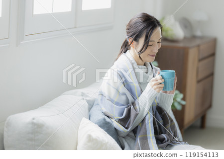 冬天客廳裡的女人 119154113
