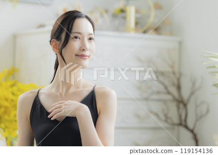 窗邊穿著黑色吊帶背心洋裝的女人 119154136