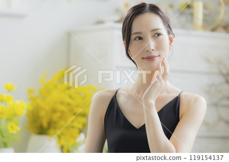 窗邊穿著黑色吊帶背心洋裝的女人 窗邊穿著黑色吊帶背心洋裝的女人 119154137