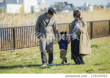 一家人冬天散步 119154303