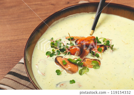 creamy soup with mussels, mussels without shells, American cuisine, homemade, no people creamy soup with mussels, mussels without shells, American cuisine, homemade, no people 119154332