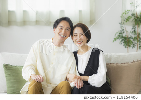 一對夫婦在客廳裡 一對夫婦在客廳裡 119154406